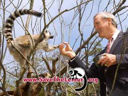 John Cleese mit einem Katta