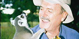 John Cleese f�ttert den Katta mit Bananen